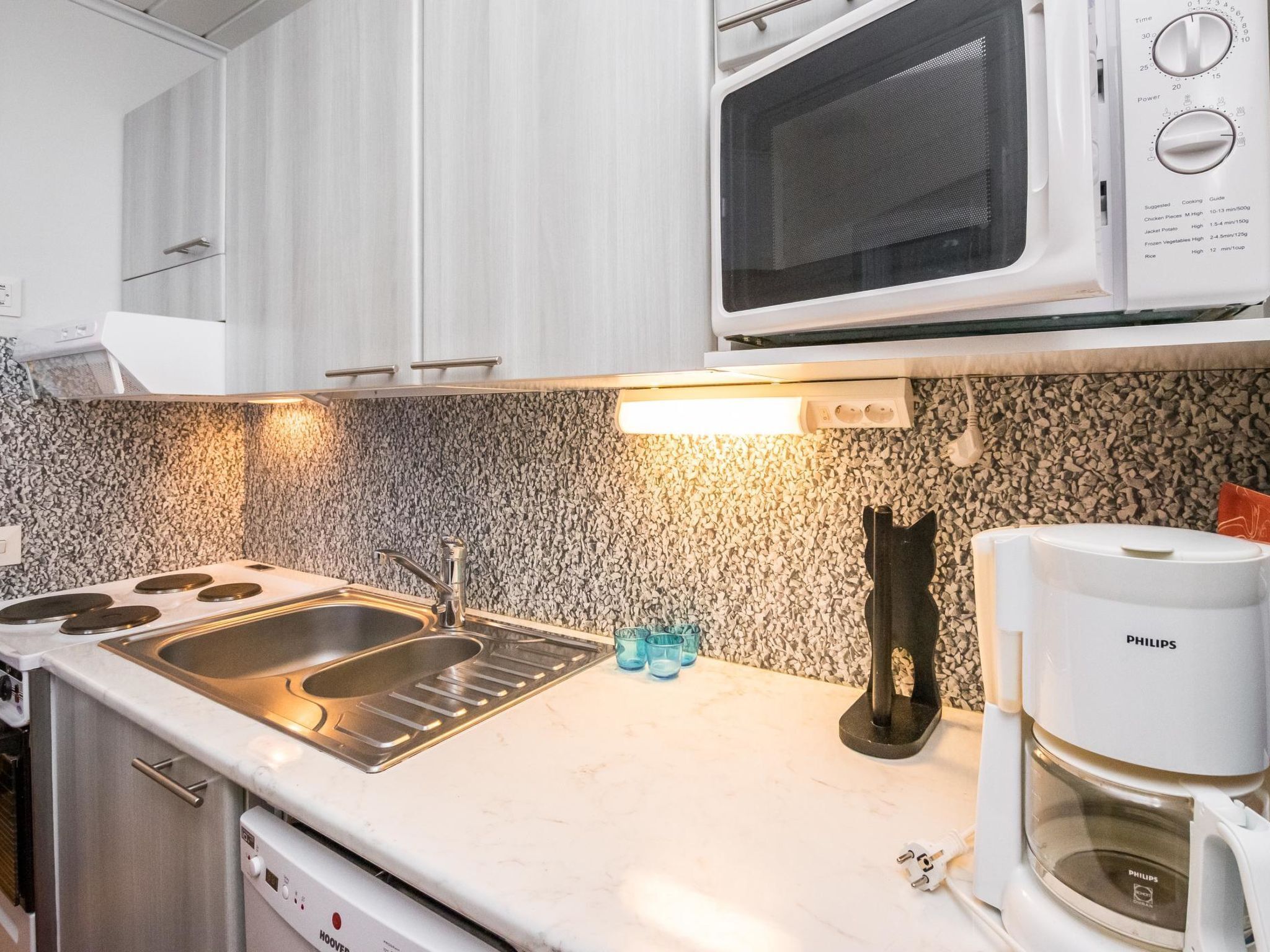 Kühlschrank, Mikrowelle, Geschirrspüler, Hochstuhl