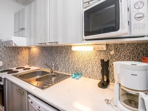 Réfrigérateur, micro-ondes, lave-vaisselle, chaise haute