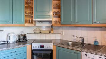 Jääkaappi, mikroaaltouuni, astianpesukone, syöttötuoli