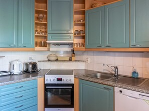 Kylskåp, mikrovågsugn, diskmaskin och barnstol