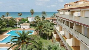 Ein Resort mit Pool, Palmen und Meerblick.