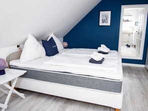 2 bedrooms, desk, WiFi