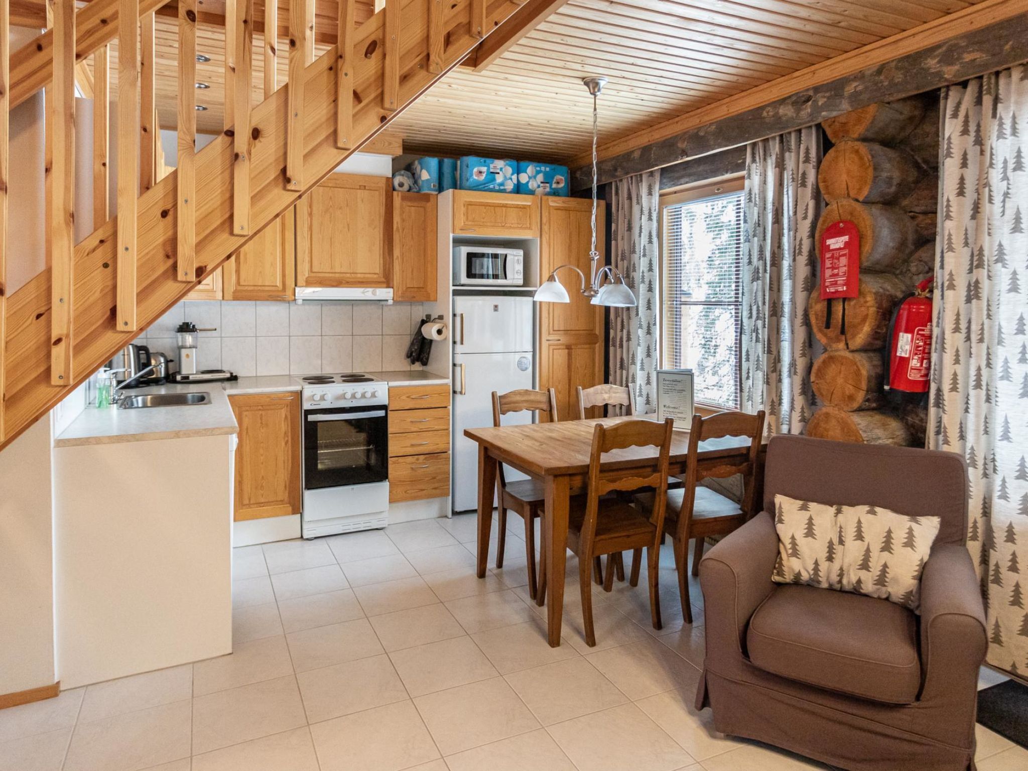 Kühlschrank, Mikrowelle, Geschirrspüler, Kochgeschirr/Geschirr/Besteck