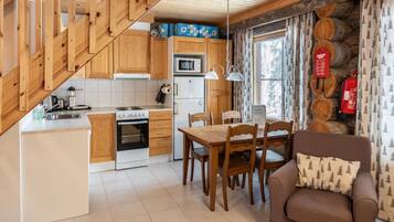 Fridge, microwave, dishwasher, cookware/dishes/utensils