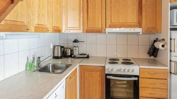 Fridge, microwave, dishwasher, cookware/dishes/utensils