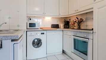 Een koelkast, een microgolfoven, een oven, een vaatwasser