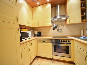 Kühlschrank, Mikrowelle, Ofen, Geschirrspüler