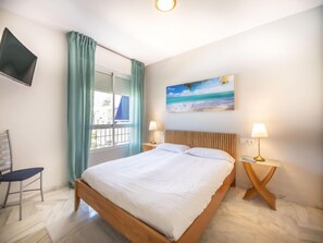 2 bedrooms, desk, WiFi