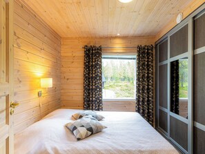 3 bedrooms, travel crib, internet