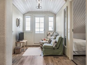 4 makuuhuonetta, silitysrauta/-lauta, internet