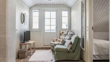 4 makuuhuonetta, silitysrauta/-lauta, internet