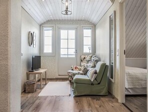 4 bedrooms, iron/ironing board, internet