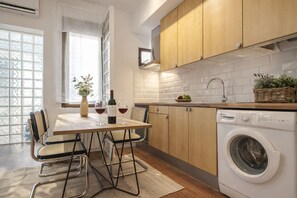 Fridge, microwave, oven, coffee/tea maker