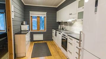 Refrigerador, microondas, lavavajillas y utensilios de cocina