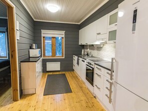 Fridge, microwave, dishwasher, cookware/dishes/utensils