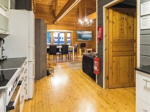 Fridge, microwave, dishwasher, cookware/dishes/utensils - Kiehislevi a by Interhome (Kittilä)