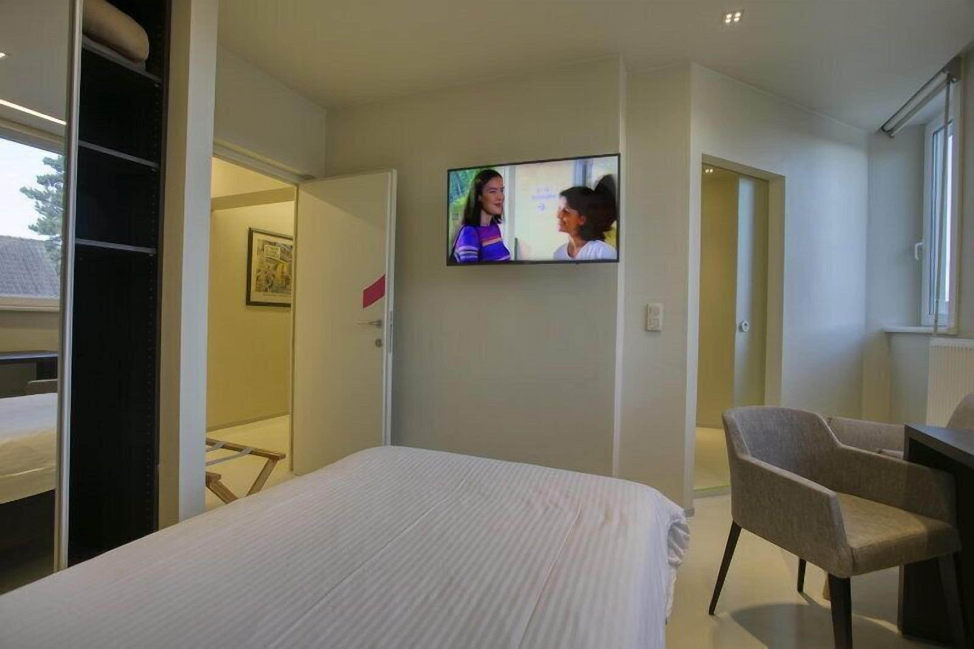 Quarto solteiro econômico | Escrivaninha, Wi-Fi de cortesia, roupa de cama