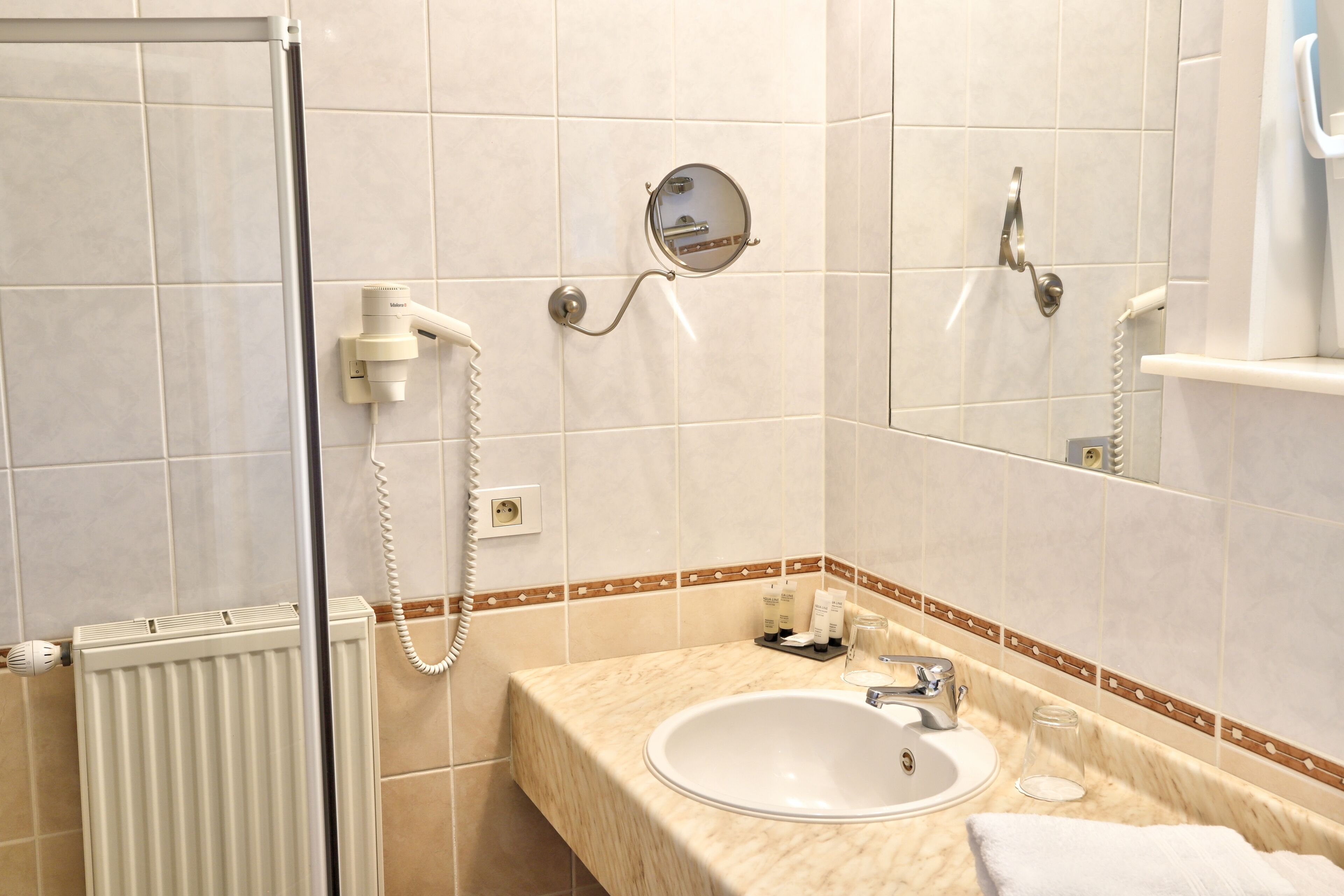 Habitación doble estándar | Baño | Amenidades de baño gratuitas, secadora de cabello, toallas 