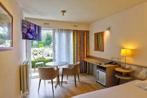 Standard Double Room | Desk, free WiFi, bed sheets - Auberge du Vieux Cedre (Enghien)