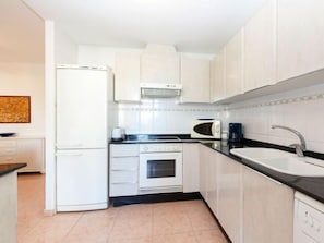 KĂŒhlschrank, Mikrowelle, Ofen, GeschirrspĂŒler