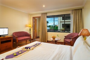 Habitación doble Deluxe, balcón, vista a la alberca | Minibar, caja de seguridad en la habitación y muebles diferentes 