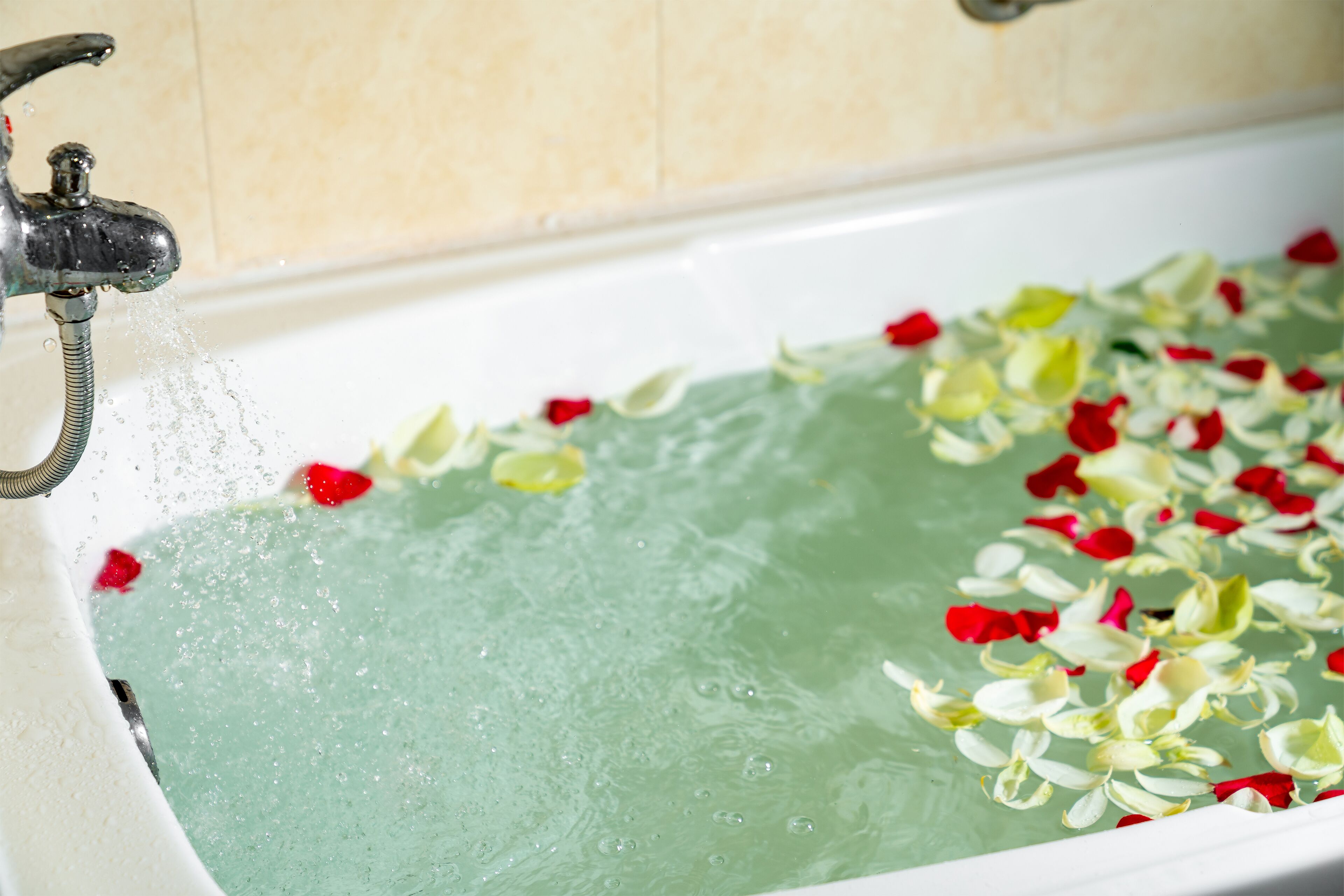 Deep-soaking bathtub