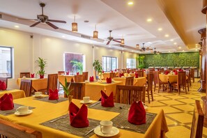 Se sirven desayunos, comidas, cenas y cocina local e internacional 