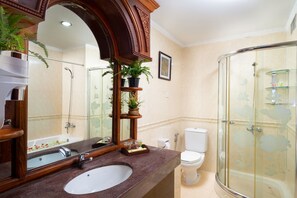 Familien-Suite, Poolblick (Dragon) | Badezimmer | Dusche, kostenlose Toilettenartikel, Haartrockner, Bademäntel