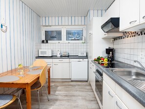 Een koelkast, een magnetron, een oven, een vaatwasser