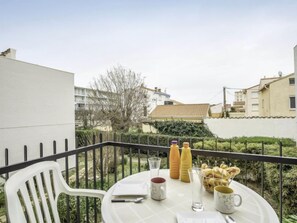 Outdoor dining - Les Amandiers by Interhome (Canet-Plage)