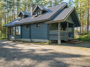 A cabin with a porch, a chimney, and a gravel driveway. - Kuvalanranta by Interhome (Mäntyharju)