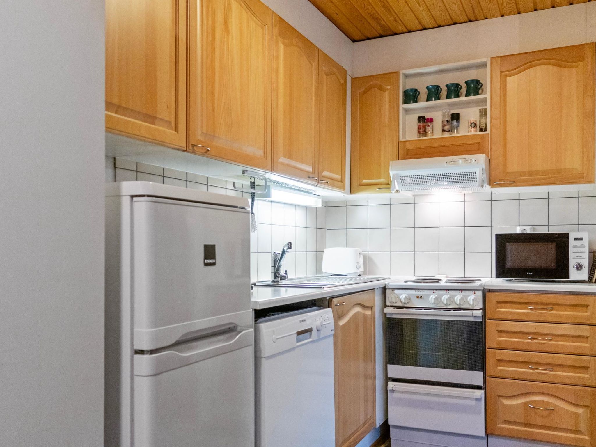 Køleskab, mikrobølgeovn, opvaskemaskine, højstol