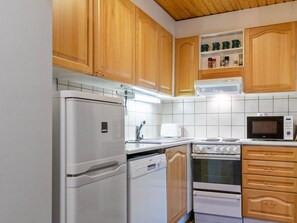 Réfrigérateur, micro-ondes, lave-vaisselle, chaise haute