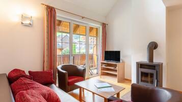 Fernseher, Kamin, DVD-Player