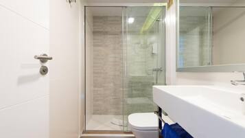 Superior Apartment, 1 Bedroom | Bilik Mandi | Pancuran mandi, pengering rambut, tuala disediakan, sabun