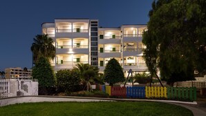 A multi-story hotel with balconies and a central staircase. - Apartamentos Don Diego (San Bartolomé de Tirajana)