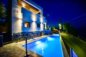 Fassade der Unterkunft – Abend/Nacht