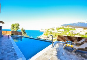 حمّام سباحة خارجي، حمّام سباحة لا متناهي، مظلات على حمّام السباحة