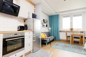 Deluxe Studio | Private kitchen | Fridge, microwave, oven, stovetop - Klimatyczne Studio Metro Slodowiec (Warsaw)
