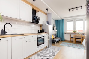 Studio – deluxe | Eget kjøkken | Kjøleskap, mikrobølgeovn, ovn og kokeplater