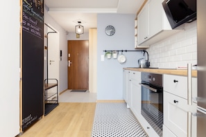 Studio – deluxe | Eget kjøkken | Kjøleskap, mikrobølgeovn, ovn og kokeplater