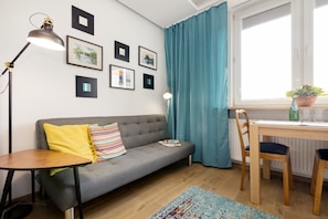 Deluxe Studio | Living room | Flat-screen TV - Klimatyczne Studio Metro Slodowiec (Warsaw)