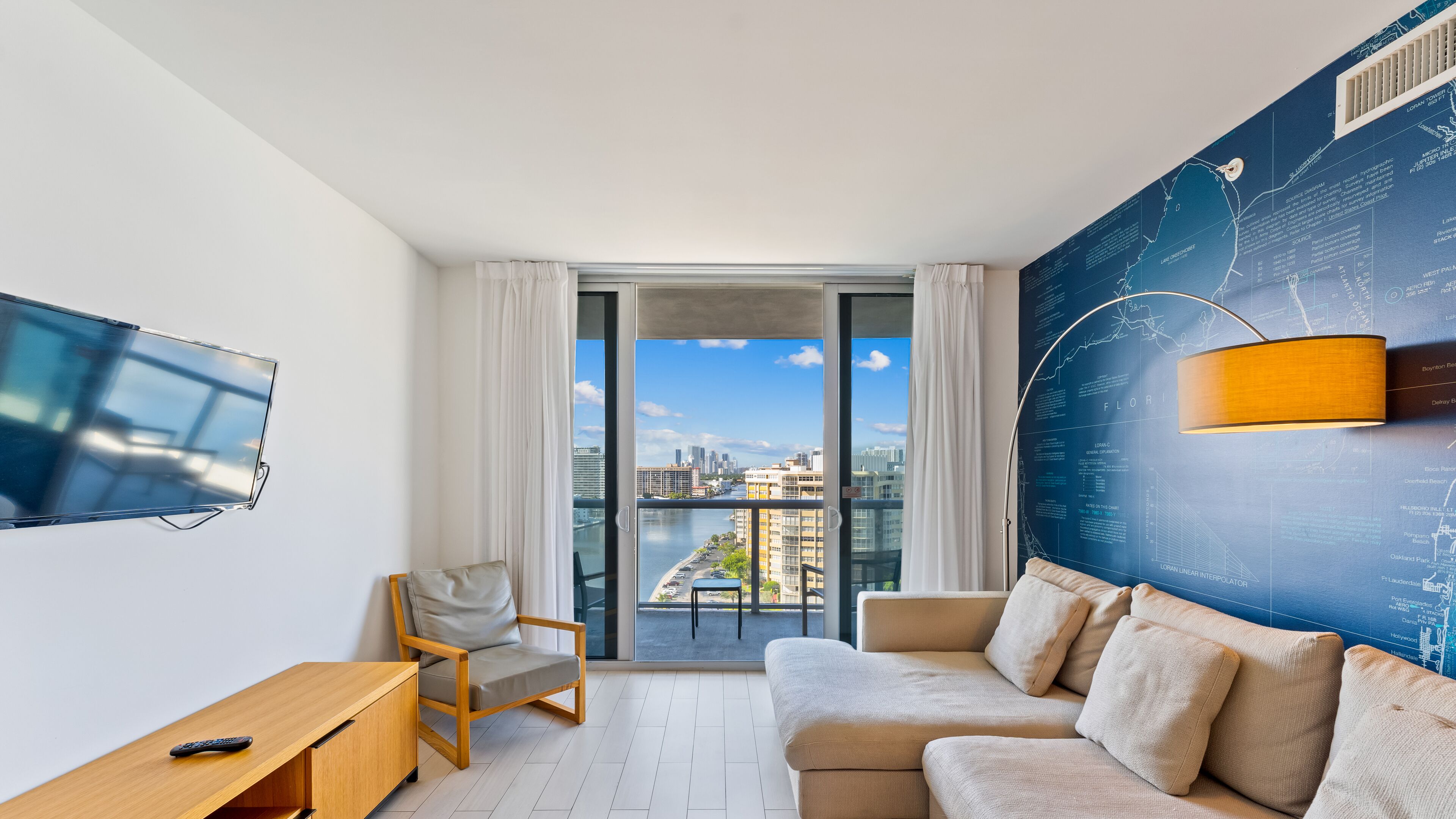 Spacious apartment perfect family & friends, minutes from Beach