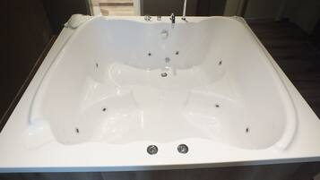 Junior Suite (Jacuzzi) | Free WiFi, bed sheets