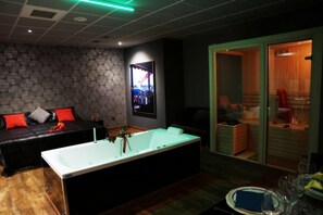 Secadora de cabello, toallas, jabón, shampoo