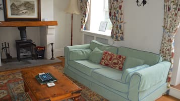Traditional Cottage, 3 Bedrooms (Willows' End) | Living area | Books