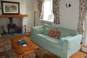 传统村舍, 3 间卧室 (Willows' End) | 起居区 | 书