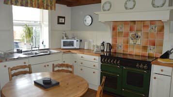 Traditional Cottage, 3 Bedrooms (Willows' End) | Private kitchen | Fridge, microwave, oven, stovetop