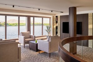 2 Bars/Lounges