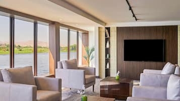 2 bars/lounges